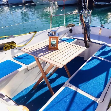 Alpha Sailing Boat 보트호텔