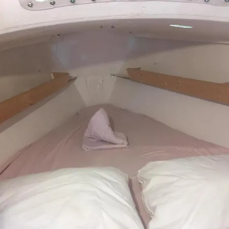 Alpha Sailing Boat 보트호텔 앙티브
